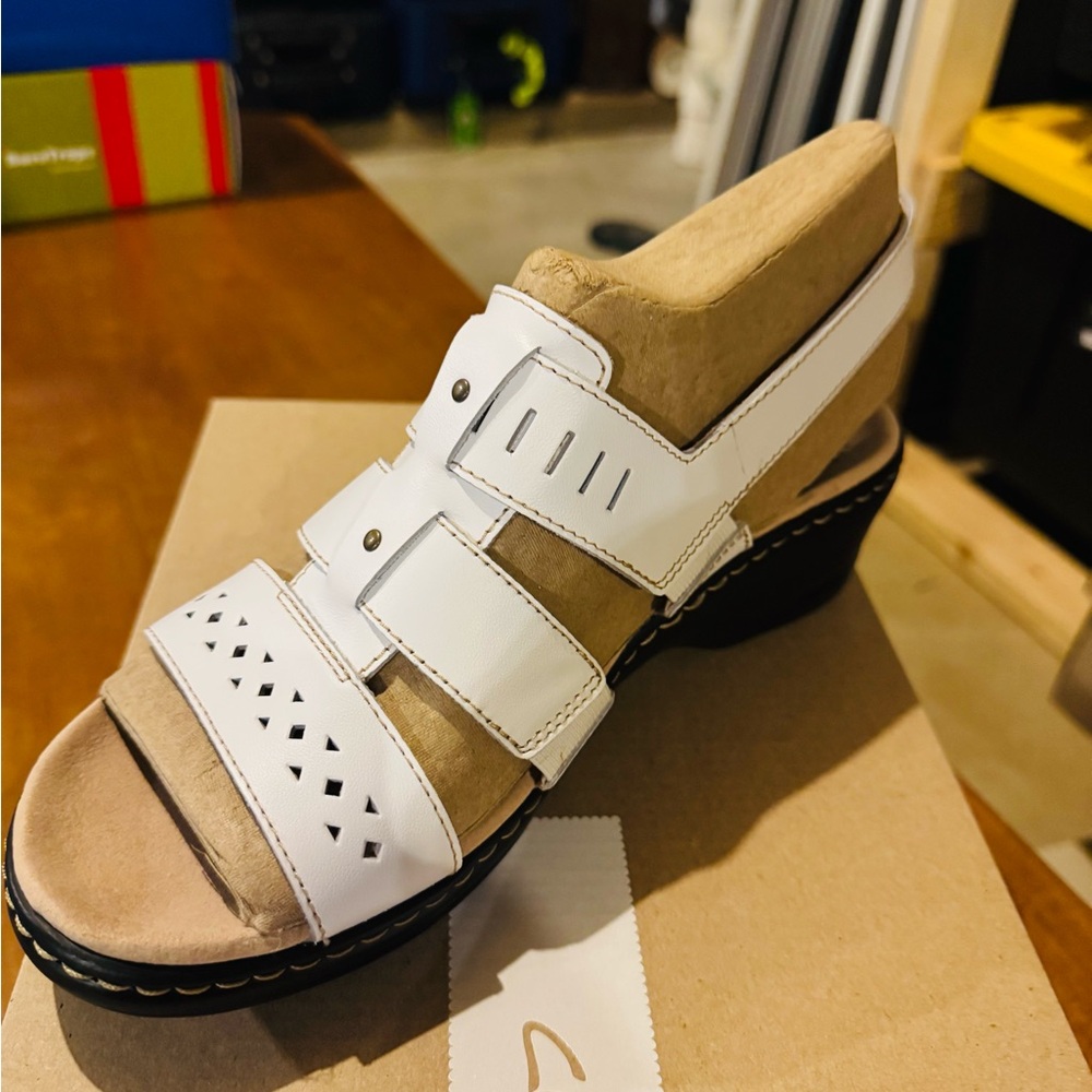 Clark’s white sandal NEW IN BOX size 9.5 W